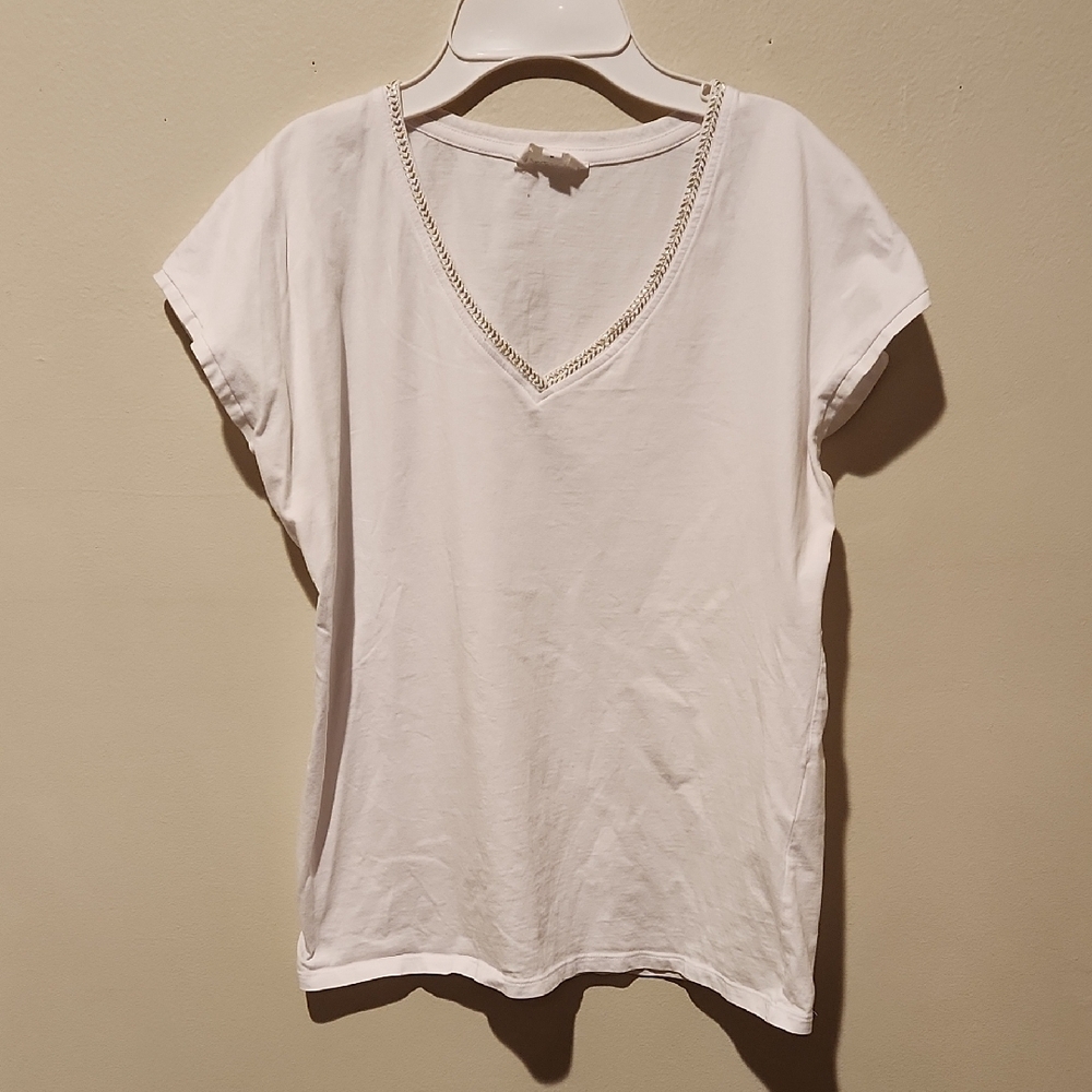❤️ MAISON 123 PARIS WHITE V-NECK TEE / TOP WITH METALLIC GOLD EMBROIDERY, MEDIUM